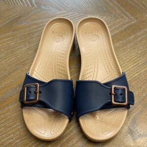 crocs Women's Sarah Sandal, Navy/Gold, 11 M US